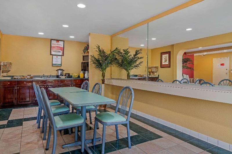 Econo Lodge Union City 5