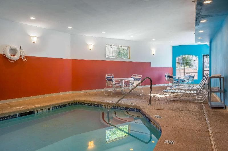Comfort Inn & Suites 5
