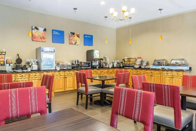 Comfort Inn & Suites 3