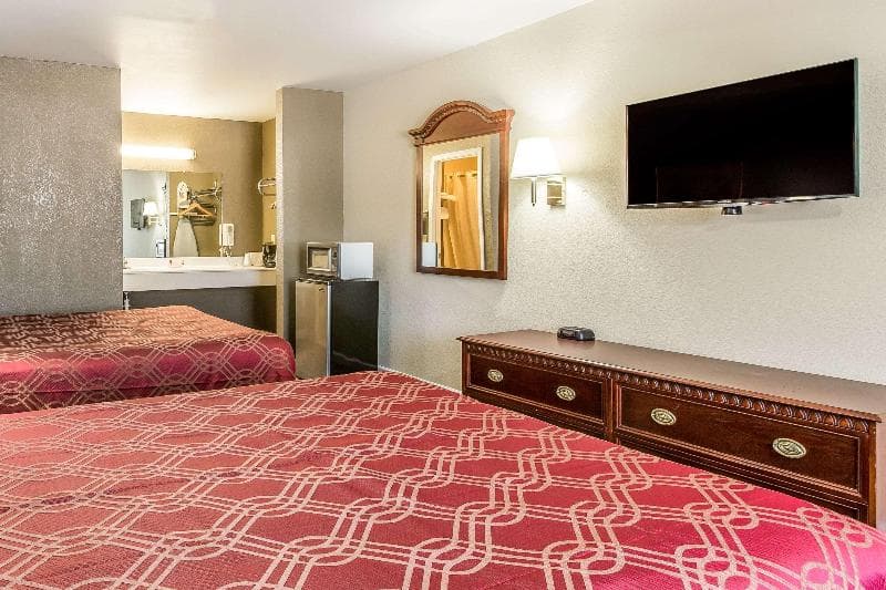 Econo Lodge Thomaston 3