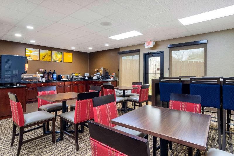 Comfort Inn & Suites 3