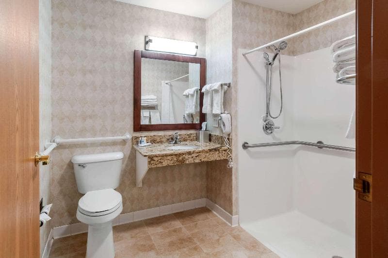 Comfort Inn Dyersville Near Field Of Dreams 3