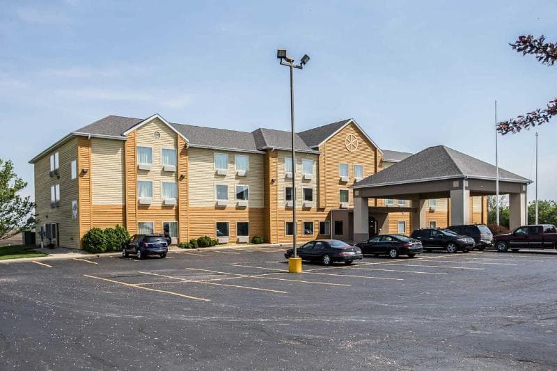Quality Inn & Suites Mendota Near I-39 4
