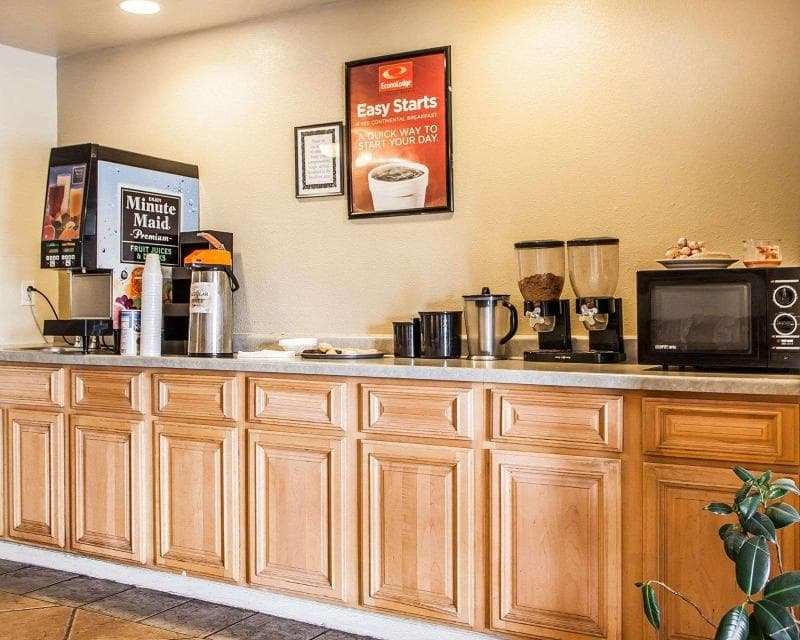 Econo Lodge Inn & Suites 4
