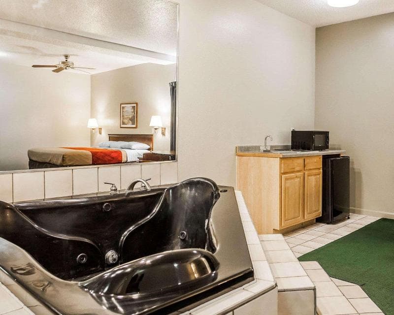 Econo Lodge Inn & Suites 5