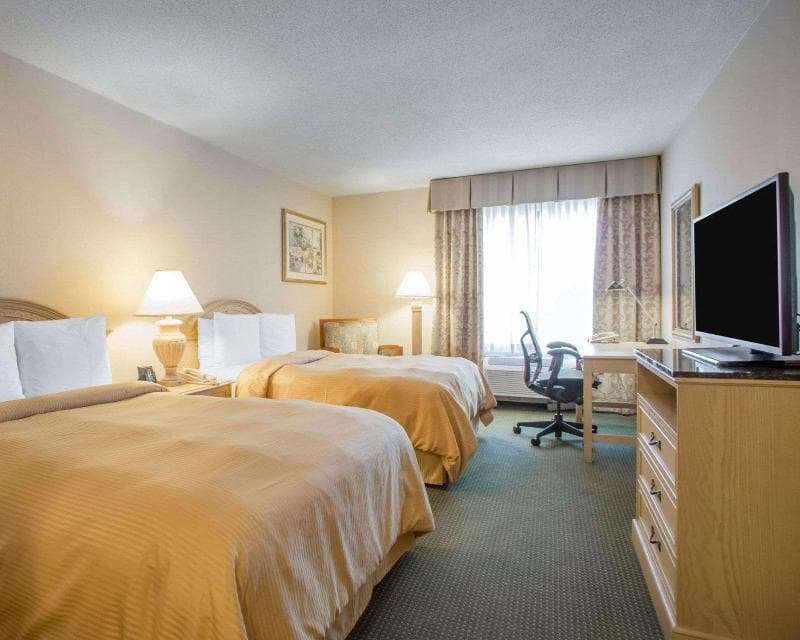 La Quinta Inn & Suites by Wyndham South Holland 5
