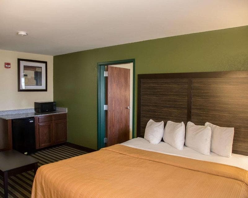 Quality Inn And Suites Loves Park 4