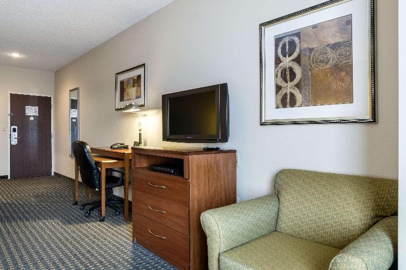 Baymont By Wyndham Pratt 4
