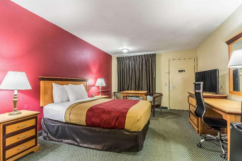 Econo Lodge Whiteville 3