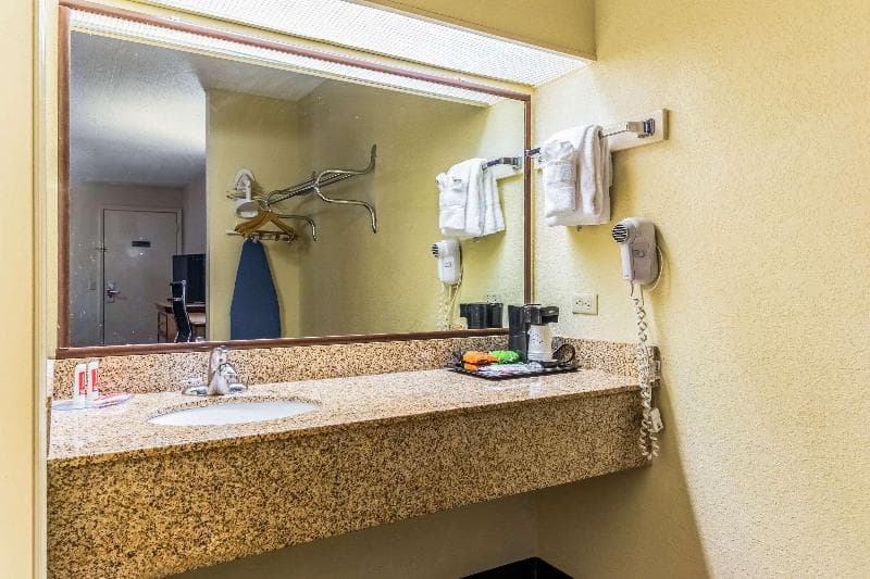 Econo Lodge Whiteville 4