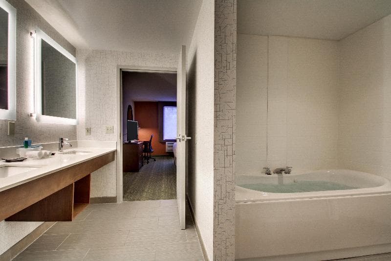 Holiday Inn Express & Suites Lincoln East - White Mountains 5