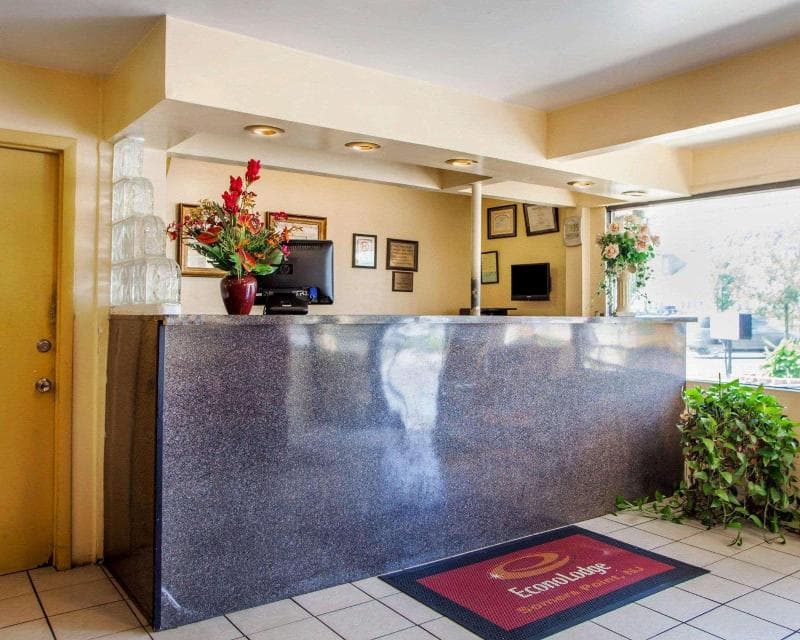 Econo Lodge 4