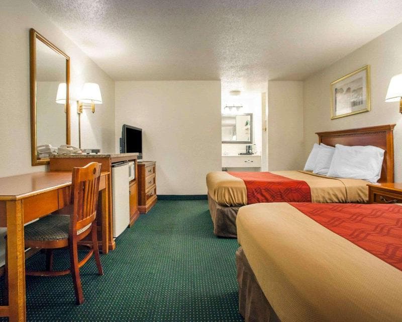 Econo Lodge 3