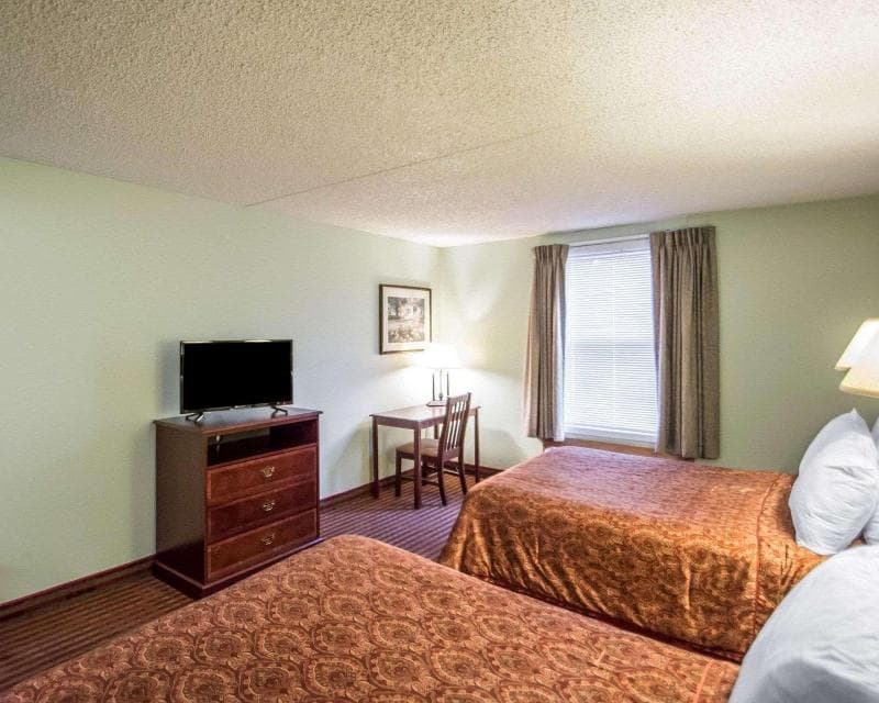 Rodeway Inn Lakeville 4