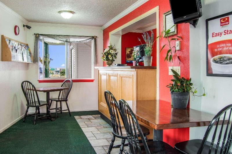 Econo Lodge 4