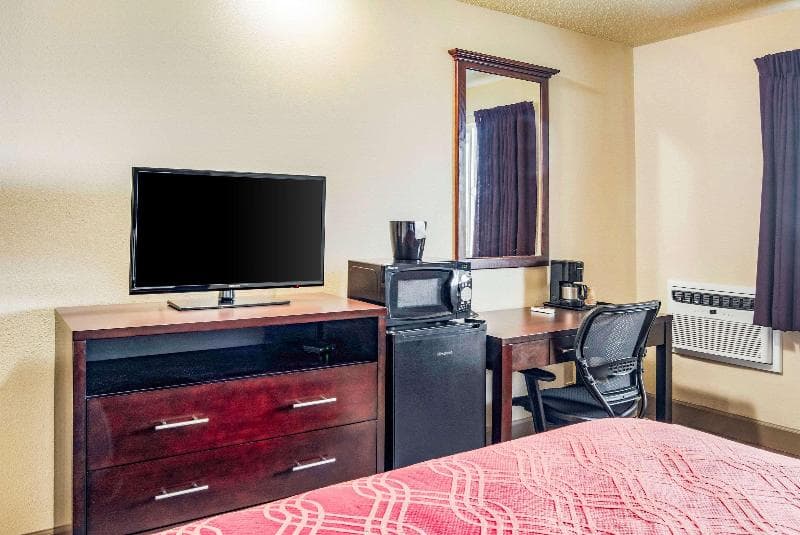 Econo Lodge 3