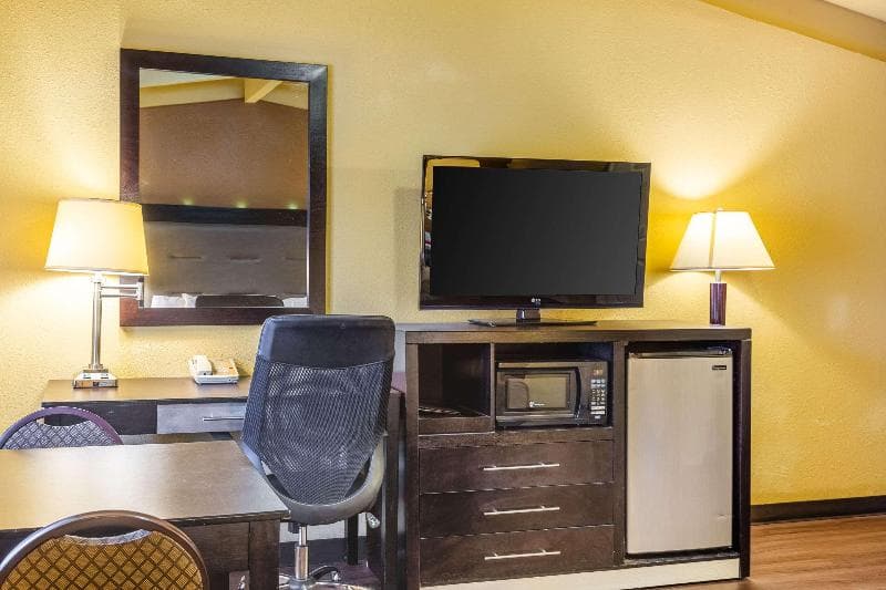 Econo Lodge 3