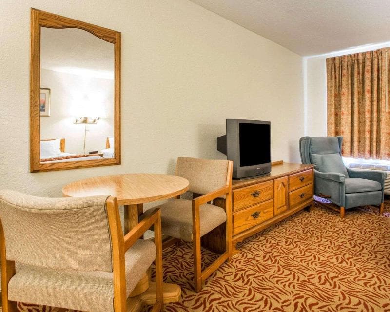 Econo Lodge Inn And Suites Stevens Point 4