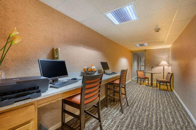 Econo Lodge Inn And Suites Triadelphia - Wheeling photo 1