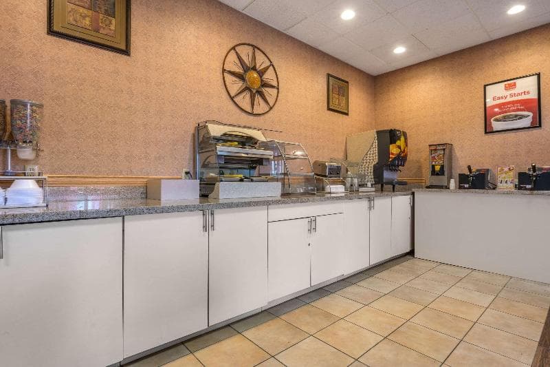 Econo Lodge Inn And Suites Triadelphia - Wheeling 3