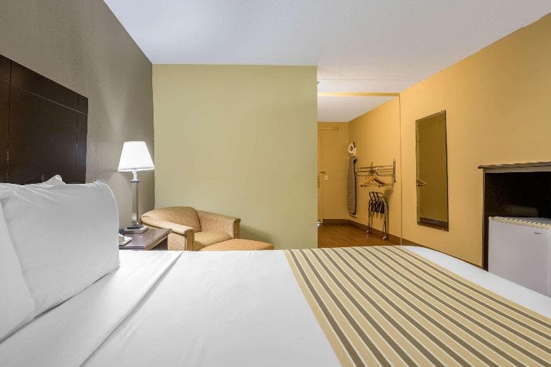Econo Lodge Inn And Suites Triadelphia - Wheeling 4