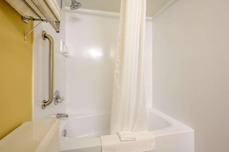 Econo Lodge Inn And Suites Triadelphia - Wheeling 5