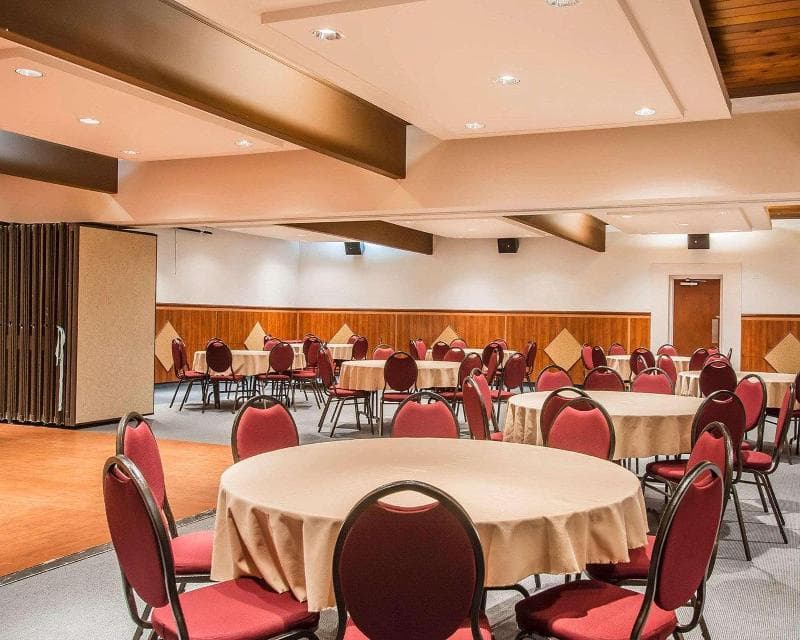 Econo Lodge Forestville 4