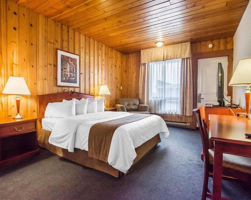 Econo Lodge Forestville 3