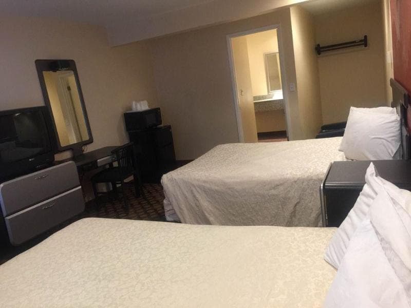 Surf City Inn & Suites 4