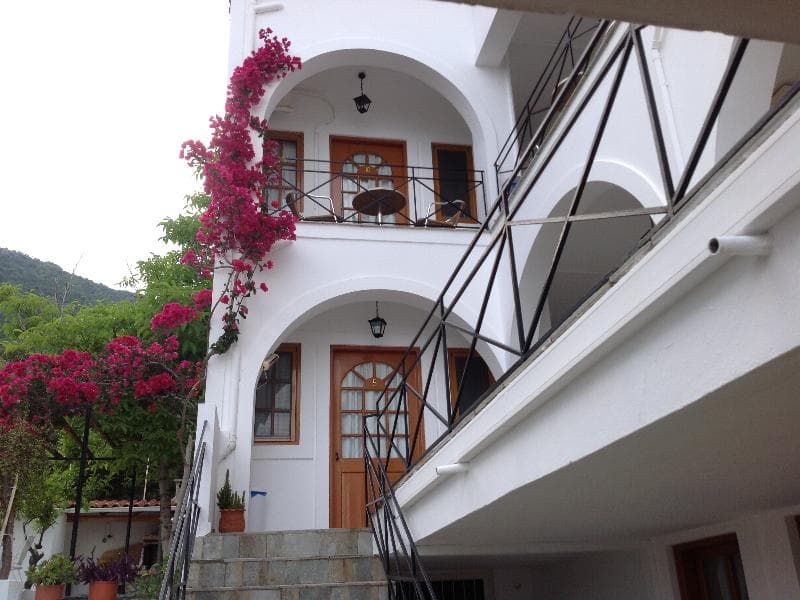 Travlos Studios 2