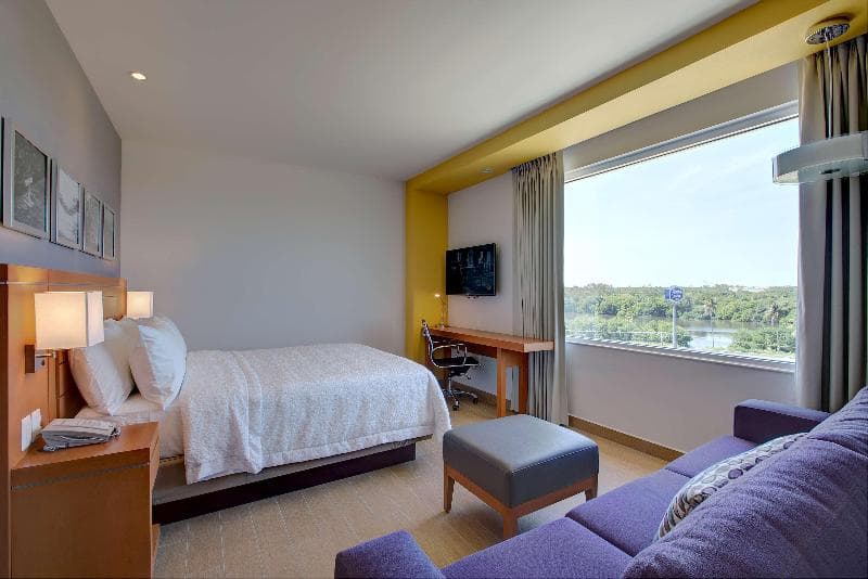 Hampton Inn & Suites by Hilton Paraiso 5