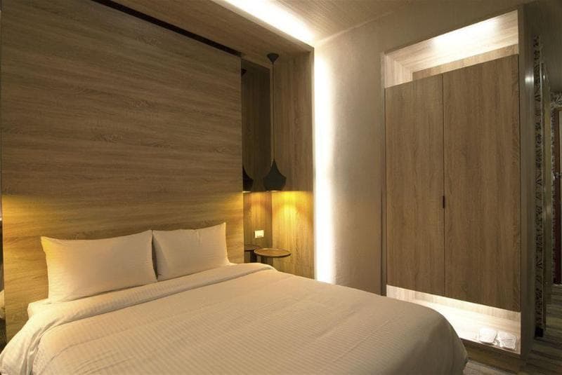 East Dragon Hotel 5