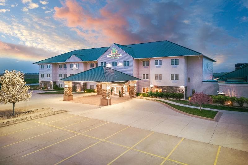 Green Mill Village Hotel & Suites Bw Signature 3