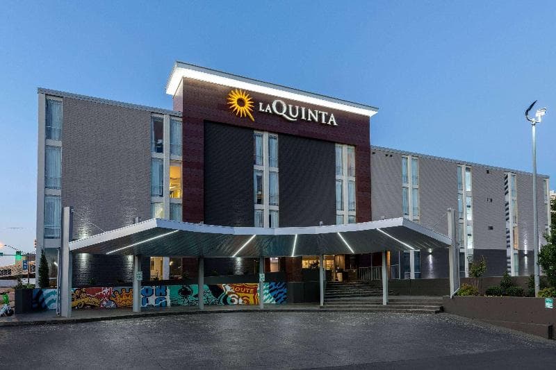La Quinta Inn & Suites by Wyndham Tulsa Downtown/Route 66 photo 1