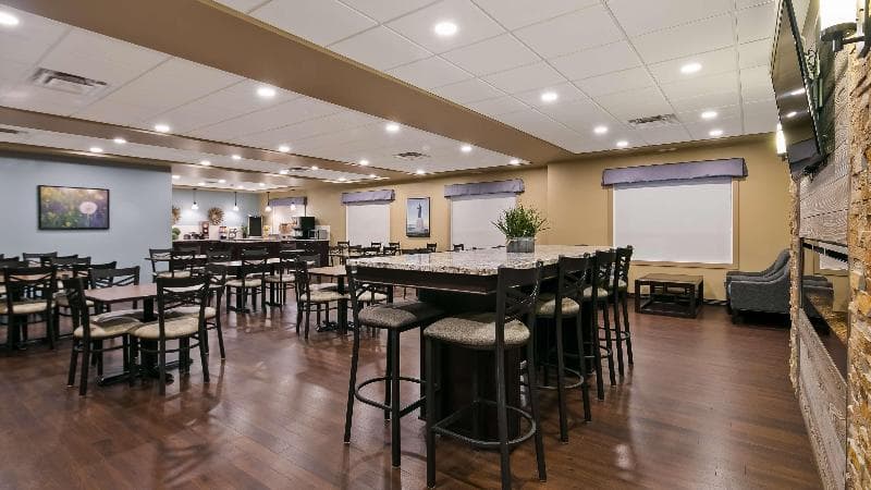 Best Western Plus Lacombe Inn & Suites 3