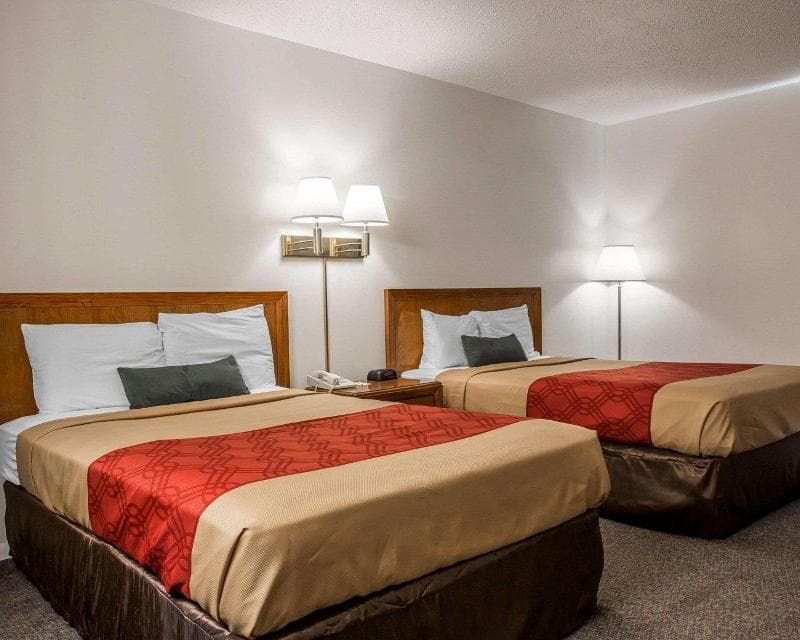 Econo Lodge Malone 3