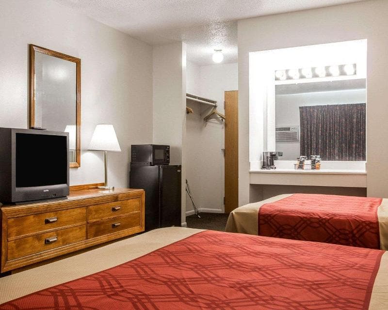 Econo Lodge Malone 5