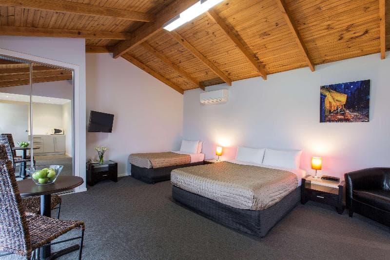 Best Western Colonial Village Motel 2