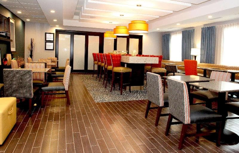 Hampton Inn Suffolk 3