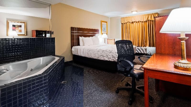 Best Western Plus Grim's Dyke Hotel 3