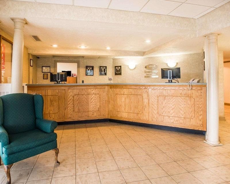 Econo Lodge Inn & Suites 4