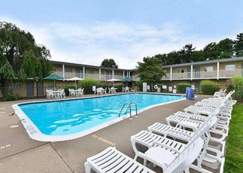 Econo Lodge Inn & Suites 5