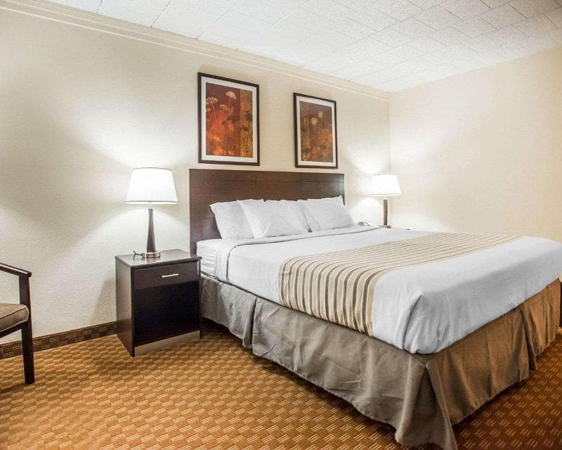 Econo Lodge Inn & Suites 3