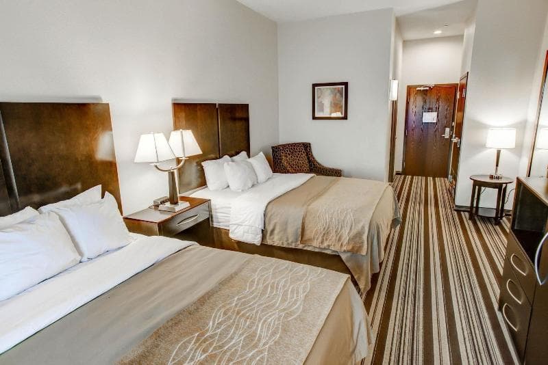 Comfort Inn & Suites 4