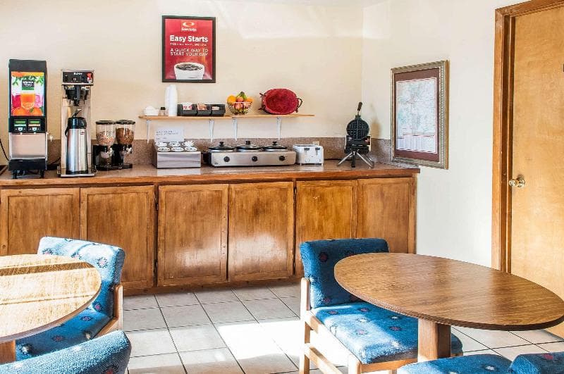 Econo Lodge Eagle Nest 5