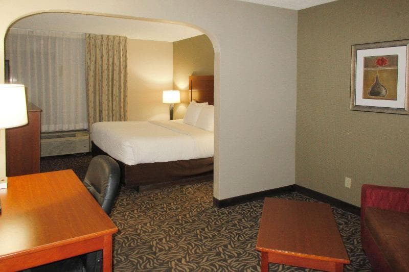 Clarion Inn & Suites - University Area 3