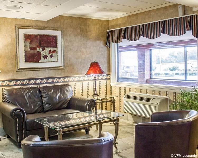 Econo Lodge 3