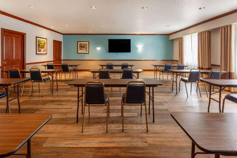 Days Inn by Wyndham Austintown photo 1