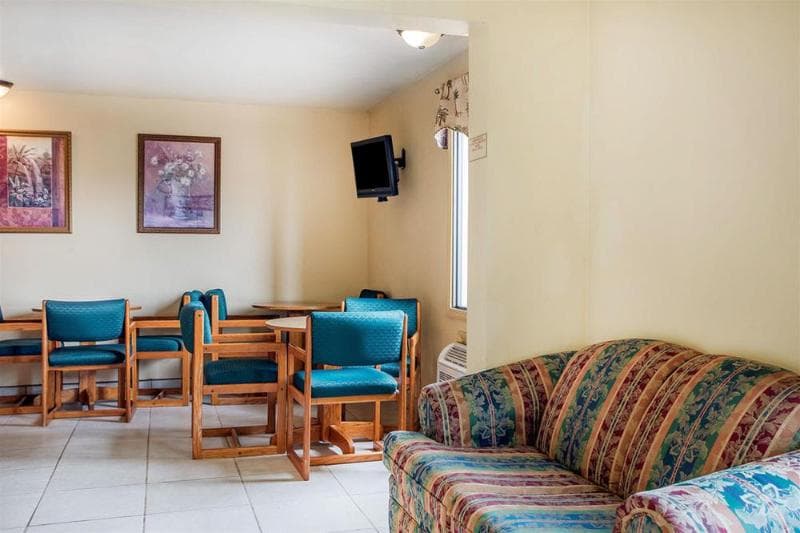 Rodeway Inn 4