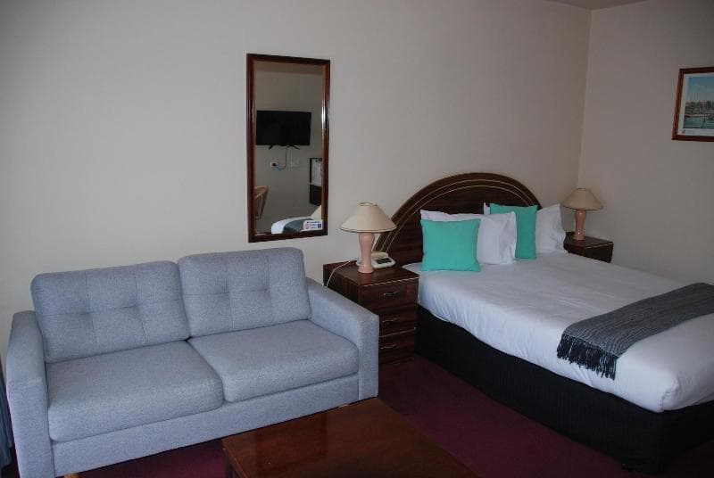 Commodore Motor Inn 3